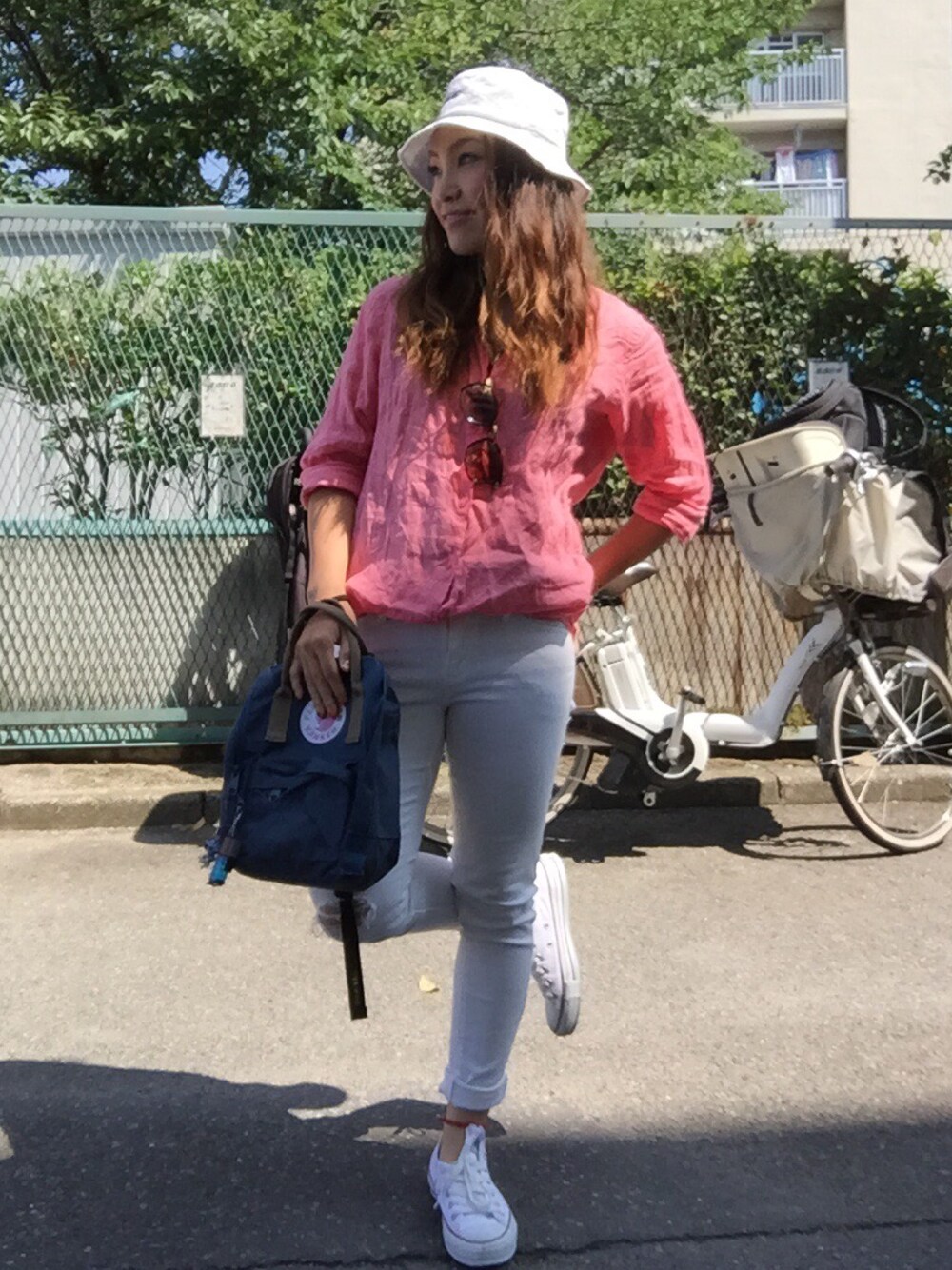 「ユニジョ、UNIQLO、リネンシャツ、ウルトラストレッチジーンズ、コンバース オールスター、カンケンミニ、ママコーデ、ママファッション、カジュアル」｜「UNIQLOのアイテム（シャツ/ブラウス、ピンク系）」を使った、Ryさん（レディース・154cm）の夏コーディネートの1枚目の写真