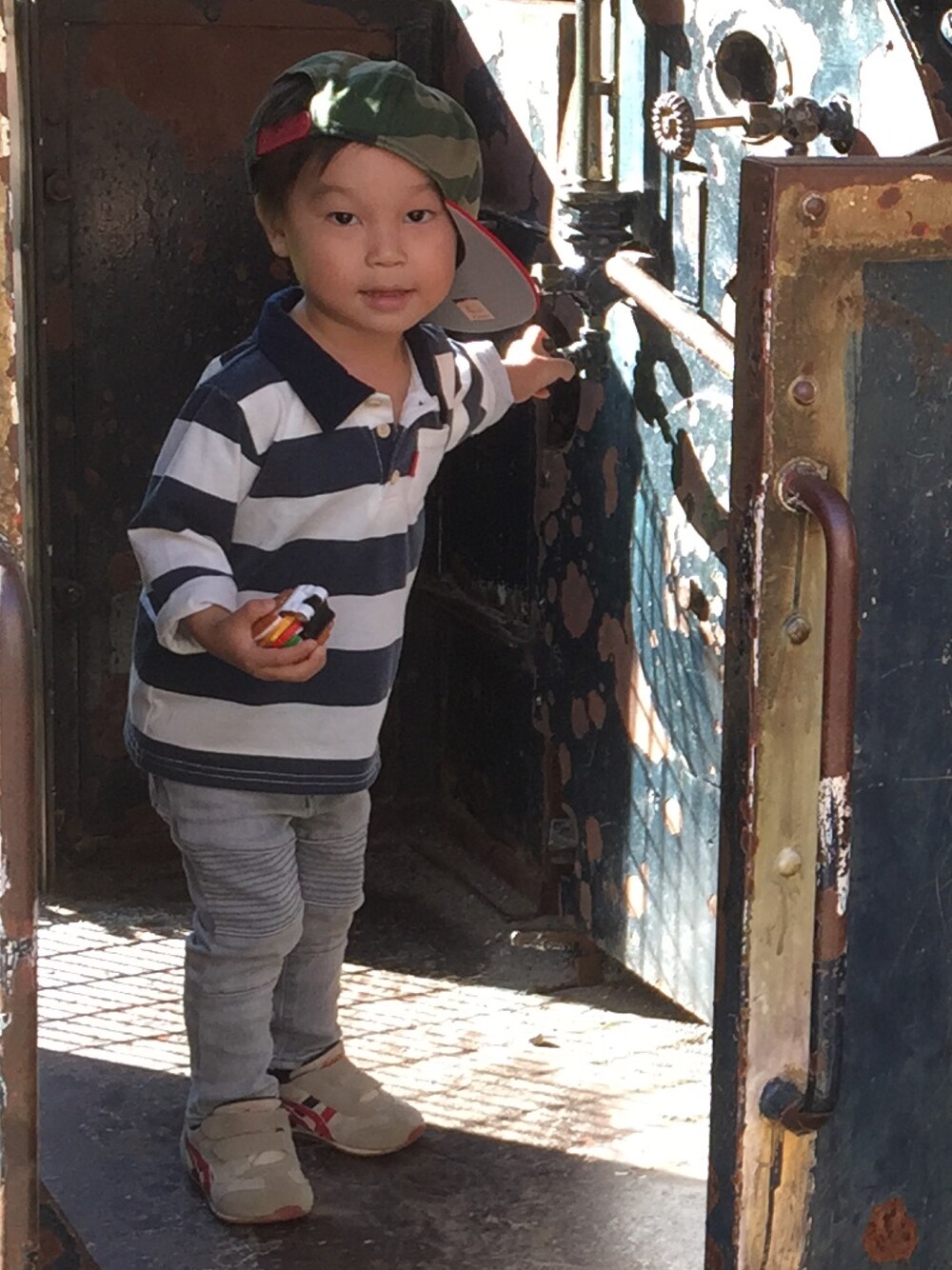 「2歳、こどもコーデ、むすこーで、babygap、ボーダー、NEW ERA、キャップ、スニーカー、キッズコーデ」｜「babyGAPのアイテム（デニムパンツ、グレー系）」を使った、Ryさん（キッズ・90cm）の秋コーディネートの1枚目の写真