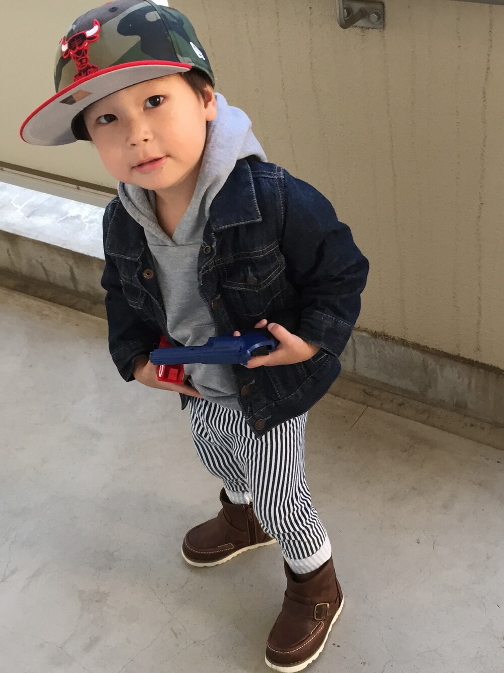 「2歳、こどもコーデ、チャンピオン、プチプラ、UNIQLO、ユニクロ、babygap、ジージャン、グレーのパーカー、NEWERA」｜「Championのアイテム（スウェット、グレー系）」を使った、Ryさん（キッズ・90cm）の秋コーディネートの1枚目の写真