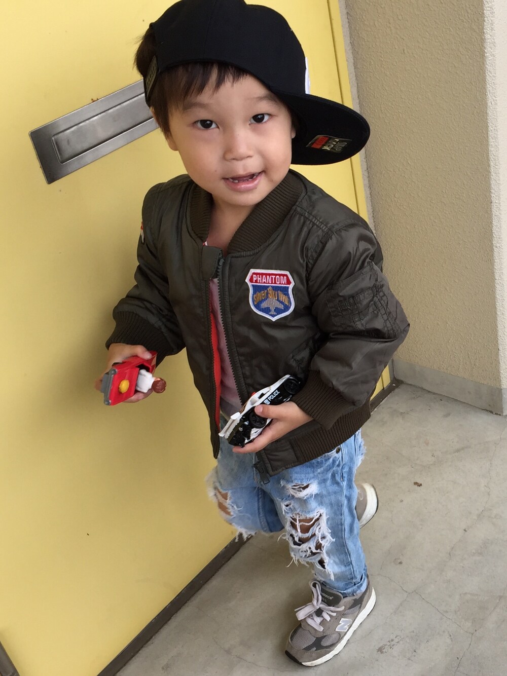 「2歳、プチプラ、ダメージデニムパンツ、リメイクジーンズ、MA-1、こどもコーデ、キッズコーデ、スニーカー、ニューバランス」｜「NIKEのアイテム（キャップ、ブラック系）」を使った、Ryさん（キッズ・90cm）の秋コーディネートの1枚目の写真