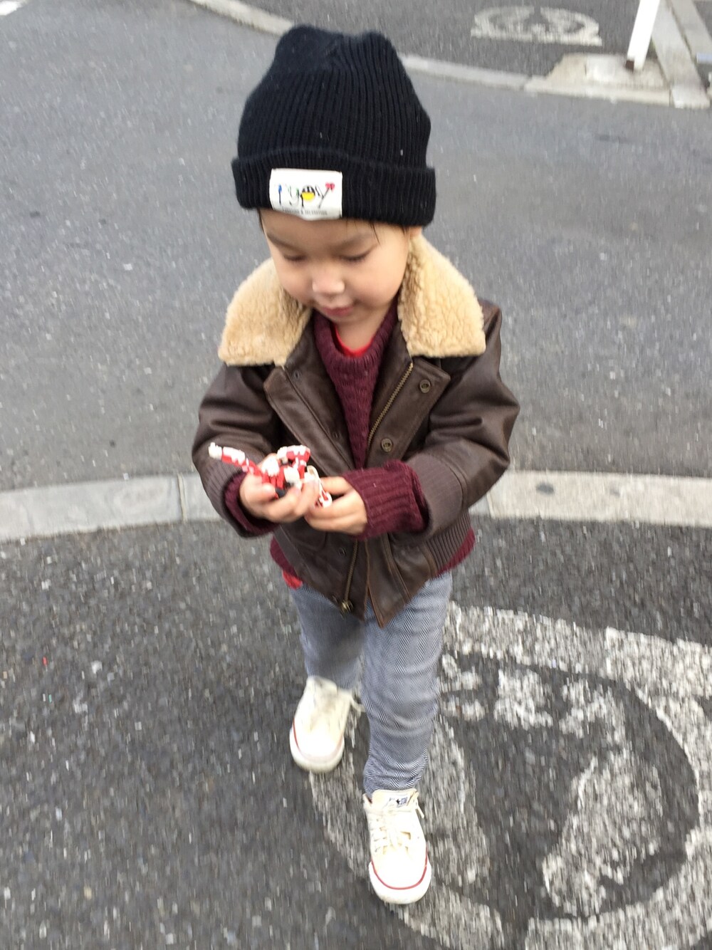「kids、キッズコーデ、3歳、プチプラ、しまむら、babygap、コンバース、ootd」｜「babyGAPのアイテム（ライダースジャケット、ブラウン系）」を使った、Ryさん（キッズ・90cm）の冬コーディネートの1枚目の写真