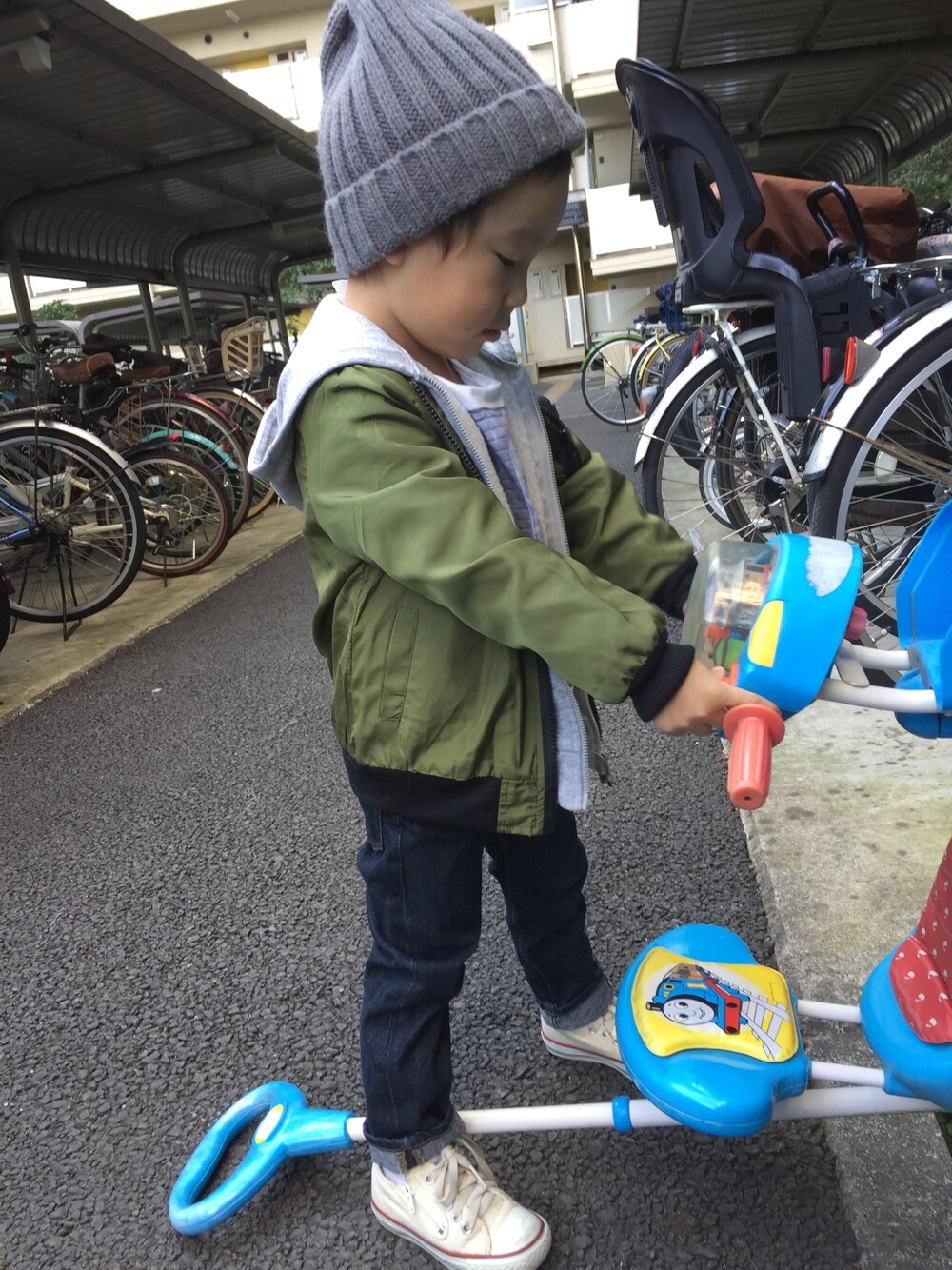 「キッズコーデ、男の子コーデ、シンプル、韓国子供服、コンバース、H&M、GU、MA-1」｜「韓国子供服のアイテム（ブルゾン、グリーン系）」を使った、Ryさん（キッズ・90cm）の秋コーディネートの1枚目の写真