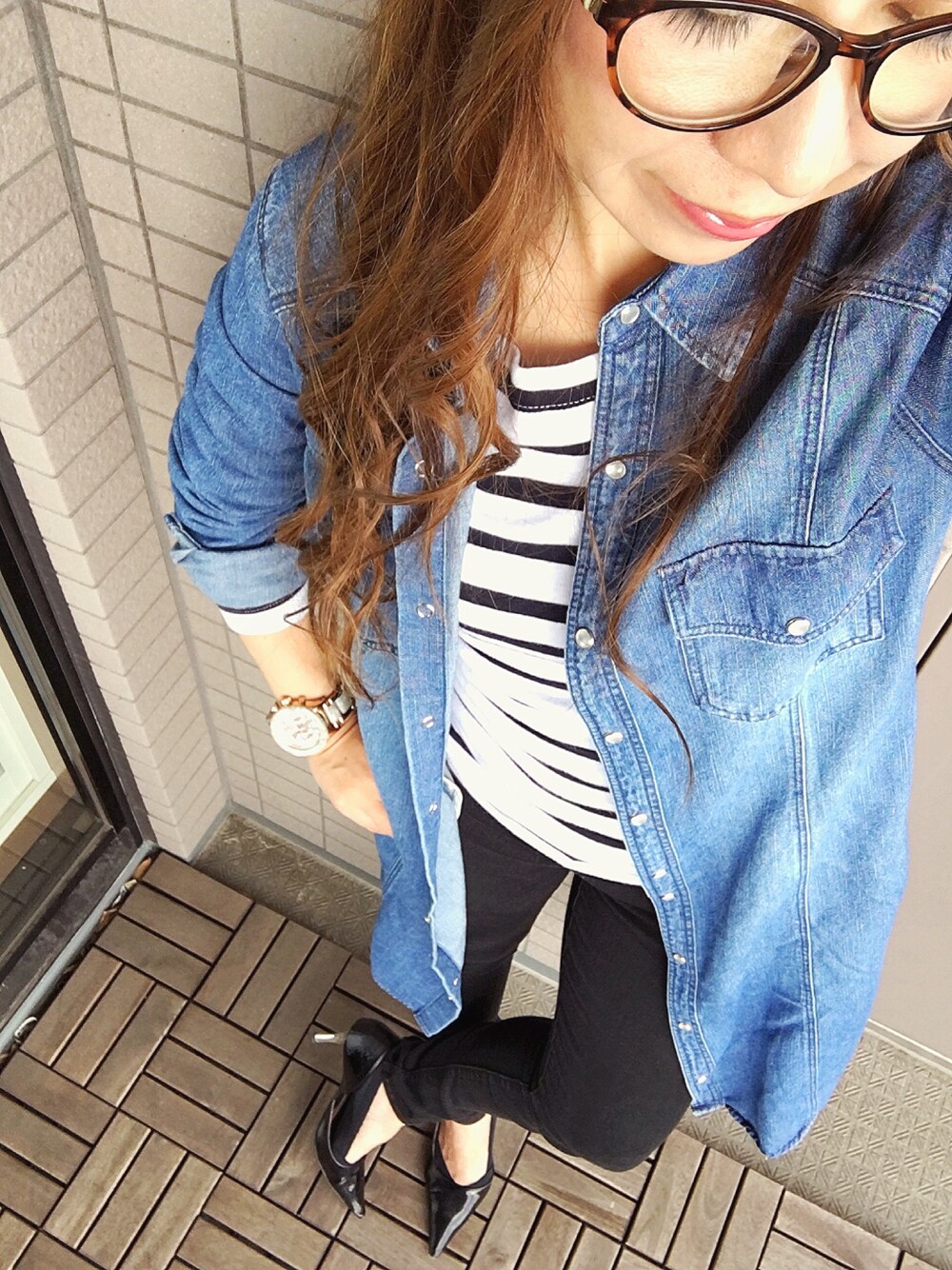 ブルー系のシャツ/ブラウス、その他のTシャツ/カットソー、ブラック系のデニムパンツを着用したレディースの春コーディネートの1枚目の写真