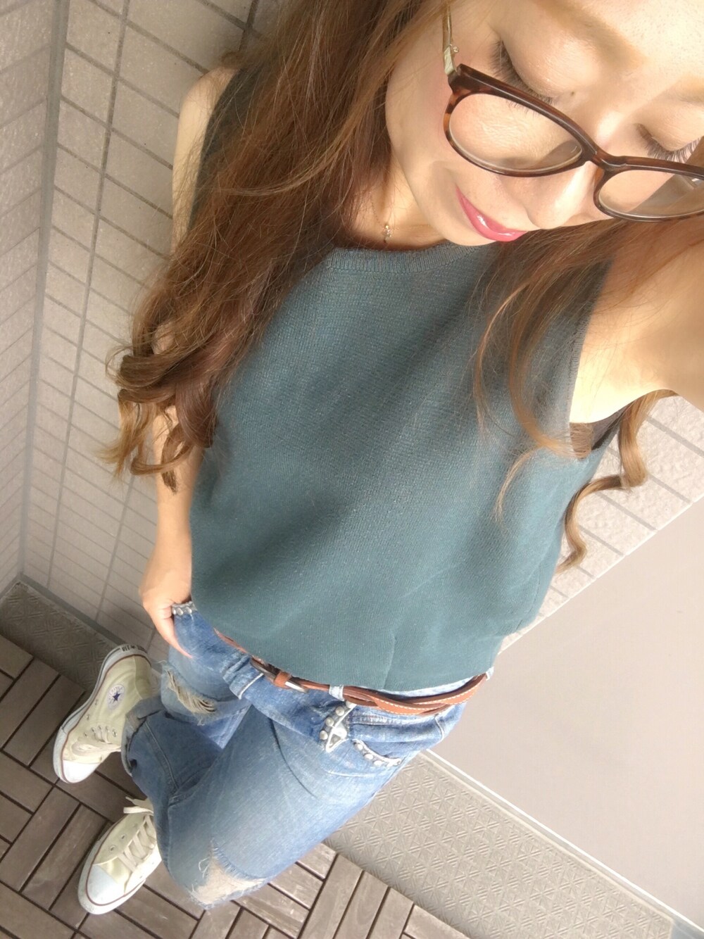 グリーン系のニット/セーター、ブルー系のデニムパンツ、ベージュ系のスニーカーを着用したレディースの夏コーディネートの1枚目の写真
