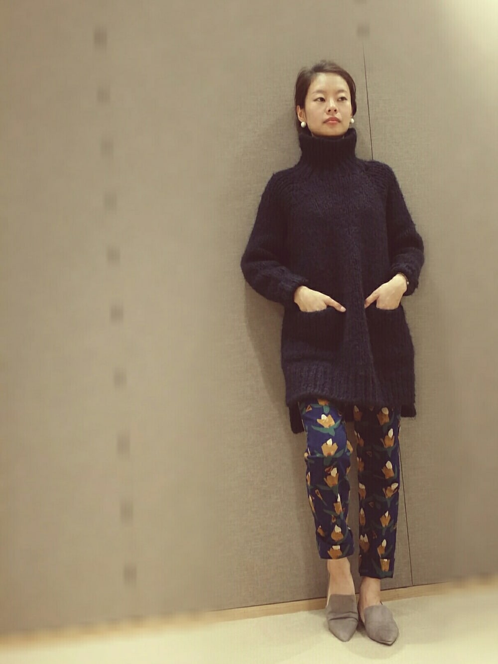 「冬、パール、ZARA、45R、タートル、紅葉、柄パンツ、ピアス、厚手、ニット」｜「45Rのアラメ片畦BIGタートル（ニット/セーター、ブルー系）」を使った、HANさん（レディース・162cm）の秋コーディネートの1枚目の写真