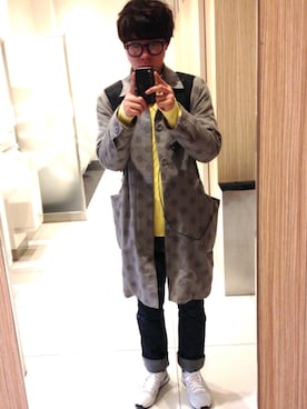 「ホワイトスニーカー」｜「アイテム（ステンカラーコート）」を使った、のぶおさん（メンズ・166cm）の春コーディネート