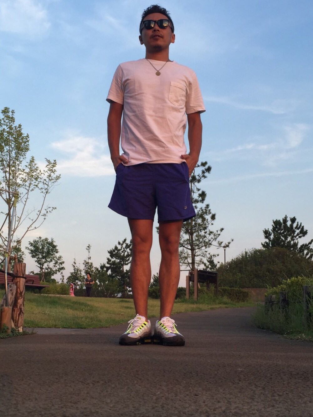 ホワイト系のTシャツ/カットソー、ブラック系のその他パンツ、イエロー系のスニーカーを着用したメンズの夏コーディネートの1枚目の写真