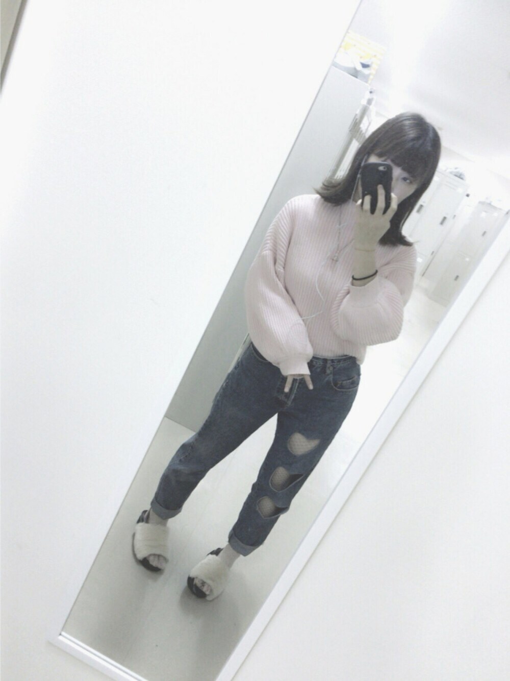 「高円寺、mocha、ピンクニット、しろの網タイツ、ハートくり抜き、穴あきデニム」｜「GUのアイテム（サンダル、ホワイト系）」を使った、あさん（レディース・165cm）の秋コーディネートの1枚目の写真