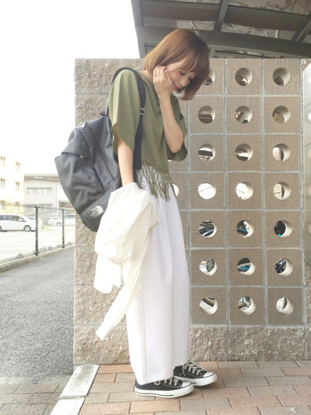 グリーン系のシャツ/ブラウス、ホワイト系のその他パンツ、ブラック系のバックパック/リュックを着用したレディースの春コーディネートの1枚目の写真