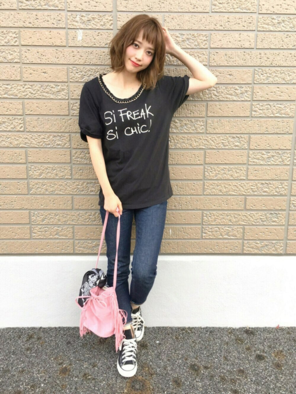 ブラック系のTシャツ/カットソー、ブルー系のデニムパンツ、ブラック系のスニーカーを着用したレディースの春コーディネートの1枚目の写真