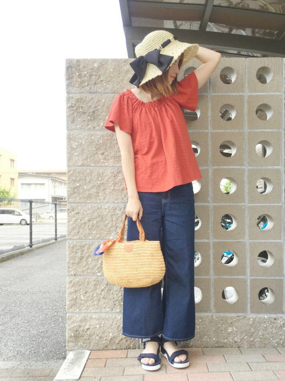 「パンツスタイル、ラフ、夏コーデ、赤、ワイドデニム、かごバッグ、ドラフトOZ」｜「OZOCの変わり織フレアプルオーバー（Tシャツ/カットソー、レッド系）」を使った、てらさん（レディース・161cm）の夏コーディネートの1枚目の写真