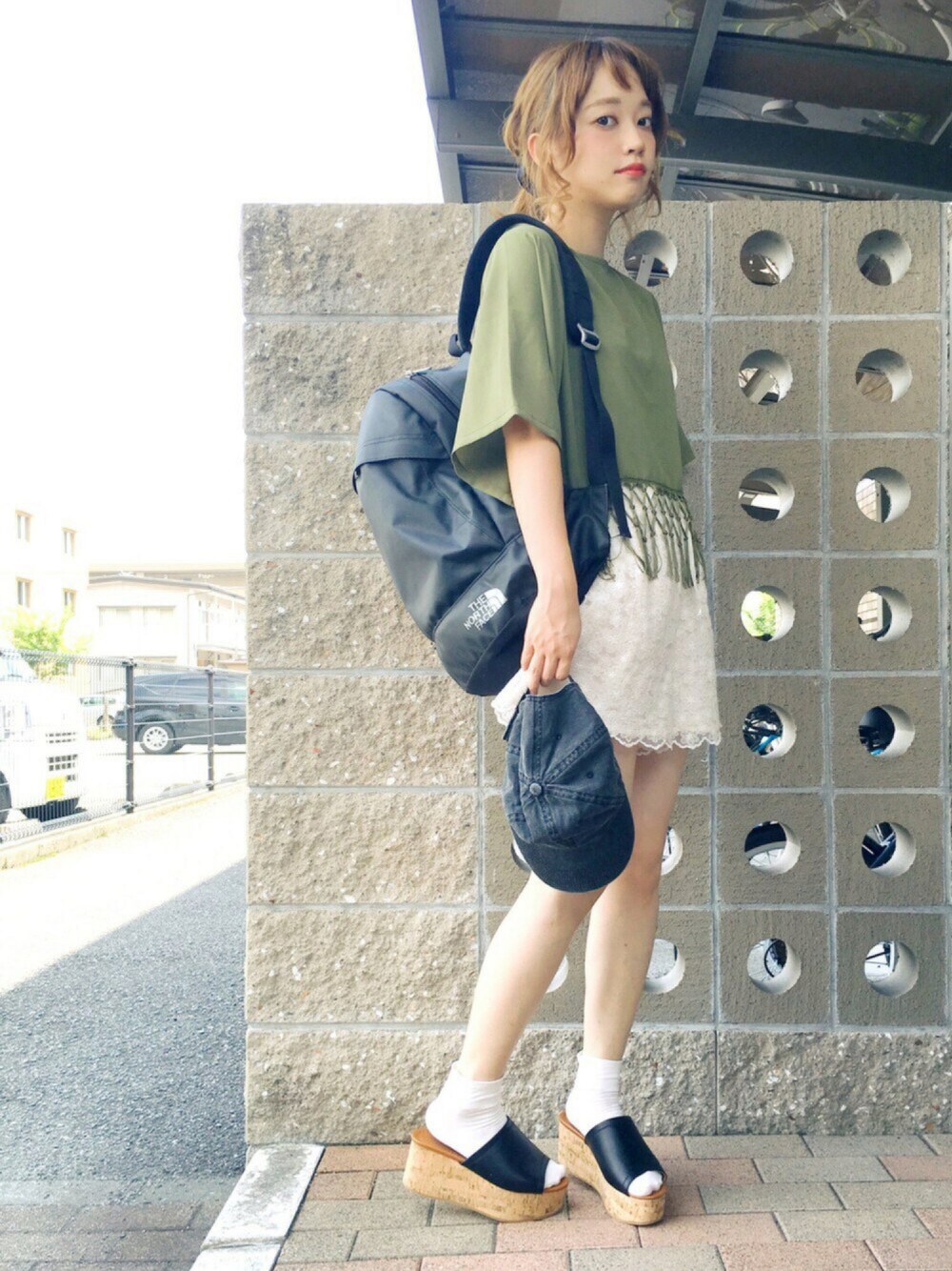 グリーン系のシャツ/ブラウス、ホワイト系のその他パンツ、ブラック系のバックパック/リュックを着用したレディースの夏コーディネートの1枚目の写真