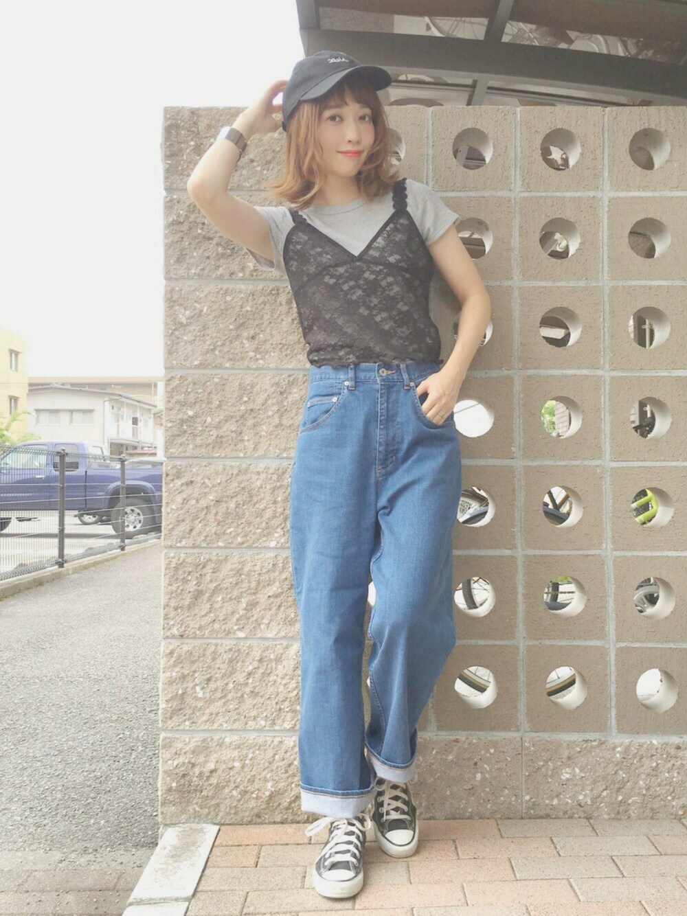 グレー系のTシャツ/カットソー、ブラック系のスニーカー、ブルー系のデニムパンツを着用したレディースの夏コーディネートの1枚目の写真