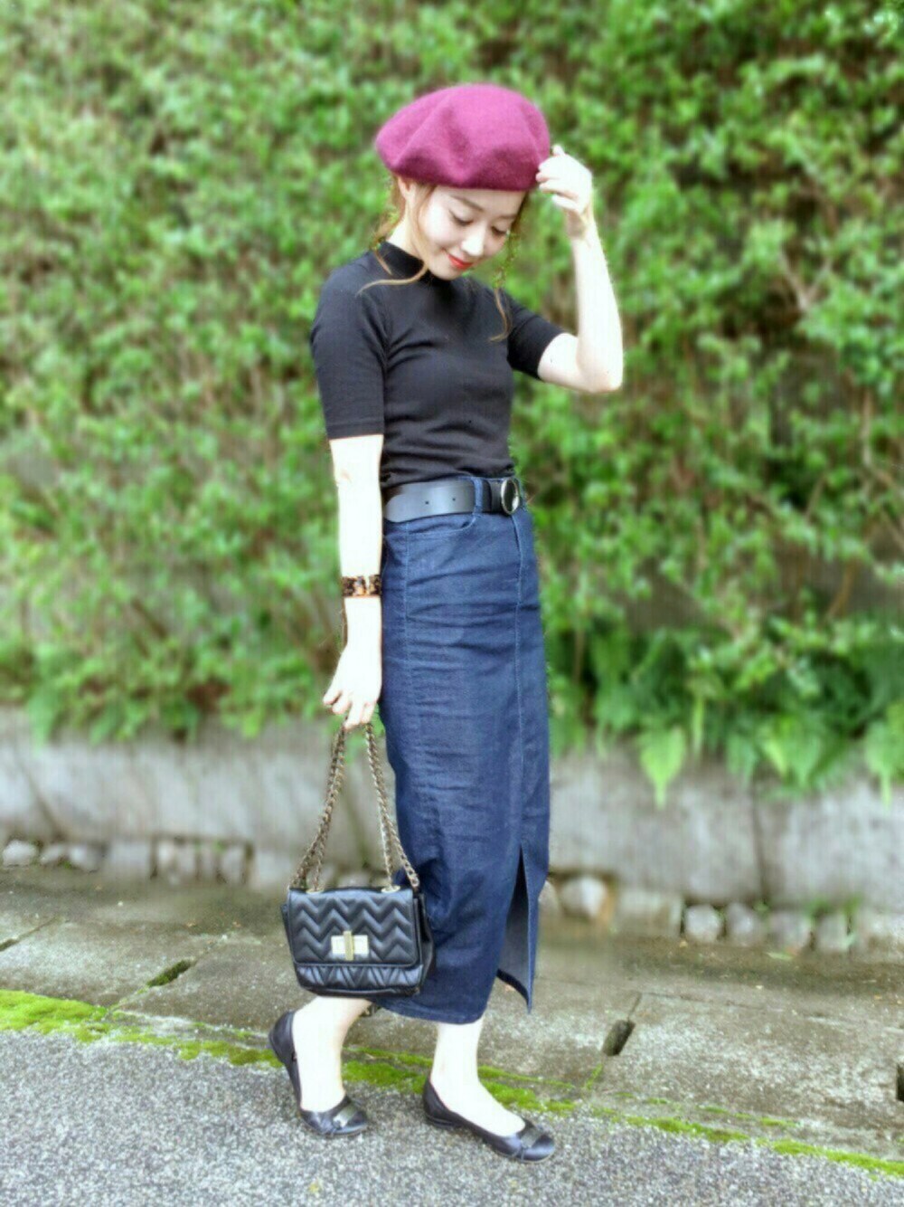 ブラック系のTシャツ/カットソー、ブルー系のデニムスカート、ブラック系のパンプスを着用したレディースの秋コーディネートの1枚目の写真