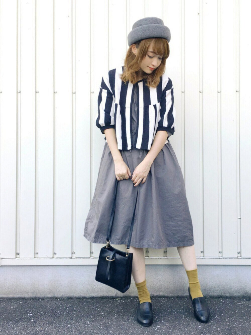その他のトップス、グレー系のワンピース、ブラック系のスリッポンを着用したレディースの秋コーディネートの1枚目の写真