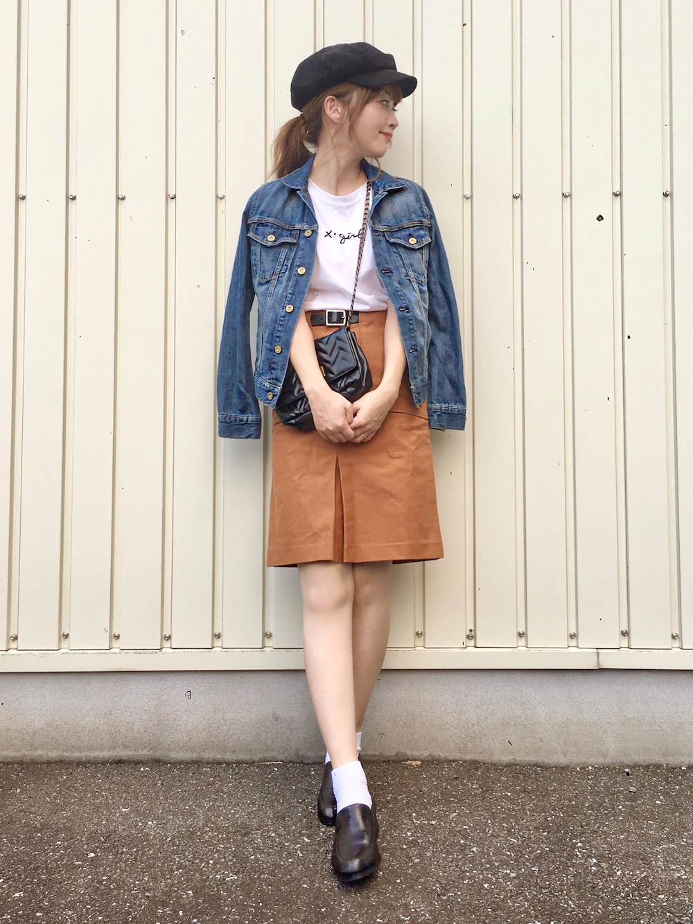 ブルー系のデニムジャケット、ブラック系のスリッポン、ブラック系のショルダーバッグを着用したレディースの秋コーディネートの1枚目の写真