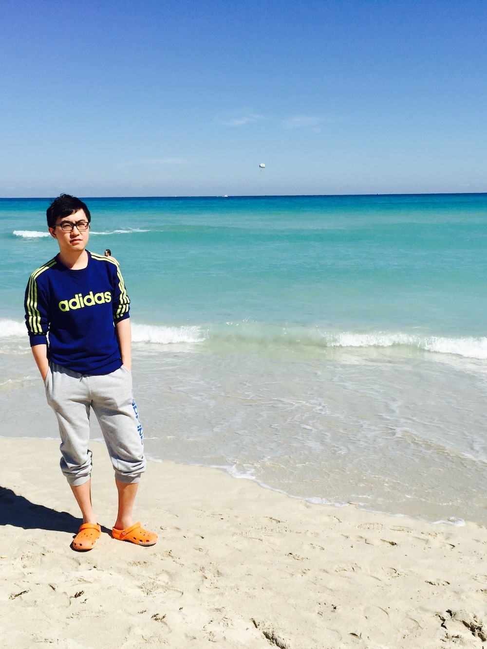 「MIAMI、beach、SEA」｜「adidasのアイテム（スウェット、ブルー系）」を使った、NYCライフさん（メンズ・183cm）の春コーディネートの1枚目の写真