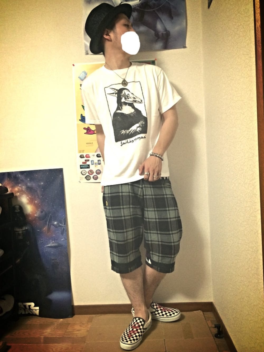 「柄パンツ、ストリート、ハット、スリッポン、モナリザ、アナーキーな皆様へ、ANARC」｜「ANARC of hexのモナリザパロディ（Tシャツ/カットソー、ホワイト系）」を使った、ミッシェルさん（メンズ・178cm）の夏コーディネートの1枚目の写真