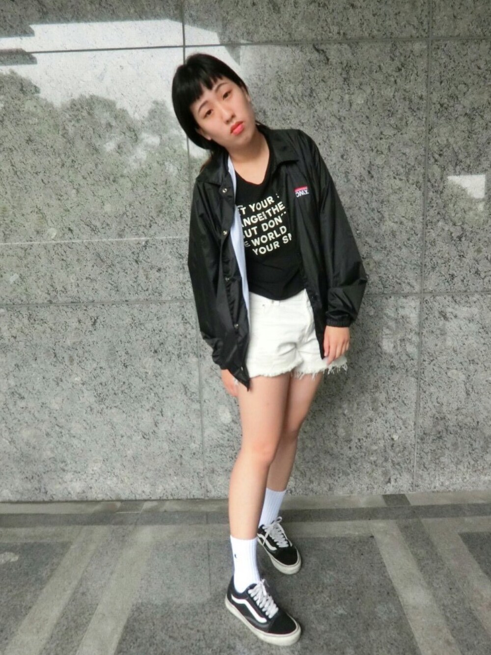 「VANSのVANS ヴァンズ VN-0D3HY28 OLD SKOOL BLACK（スニーカー、ブラック系）」を使った、Luさん（レディース・166cm）の春コーディネートの1枚目の写真