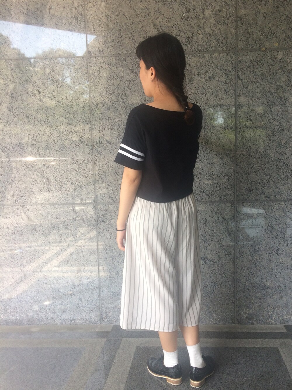 「black and white」｜「GUの（GU）イージードレープガウチョパンツ（ストライプ）（パンツ、ホワイト系）」を使った、Luさん（レディース・166cm）の夏コーディネートの1枚目の写真