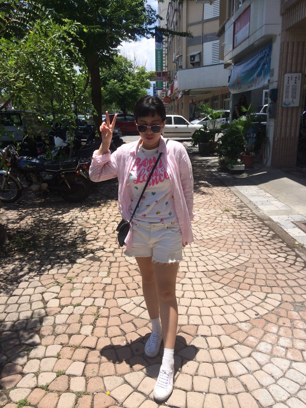 「pink、Sunglasses」｜「UNIQLOのWOMEN プレミアムリネンシャツ（長袖）A（シャツ/ブラウス、ベージュ系）」を使った、Luさん（レディース・166cm）の夏コーディネートの1枚目の写真