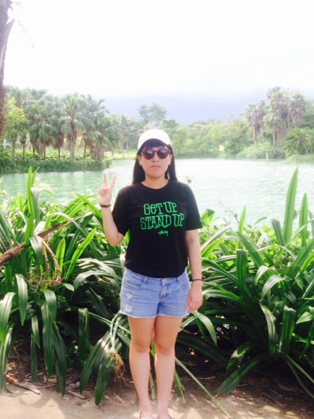 「Sunglasses、stussy、hat、denim」｜「STUSSYのアイテム（Tシャツ/カットソー、ブラック系）」を使った、Luさん（レディース・166cm）の夏コーディネートの1枚目の写真