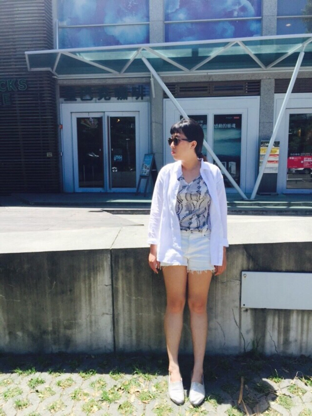「white、ray ban」｜「Ray-BanのRay-Ban Sunglasses, RB2180 710/73（サングラス、ブラウン系）」を使った、Luさん（レディース・166cm）の夏コーディネートの1枚目の写真