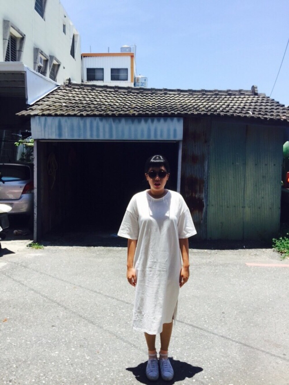 「onepiece、white、Sunglasses、ray ban、SUPERGA」｜「Ray-BanのRay-Ban Sunglasses, RB2180 710/73（サングラス、ブラウン系）」を使った、Luさん（レディース・166cm）の夏コーディネートの1枚目の写真