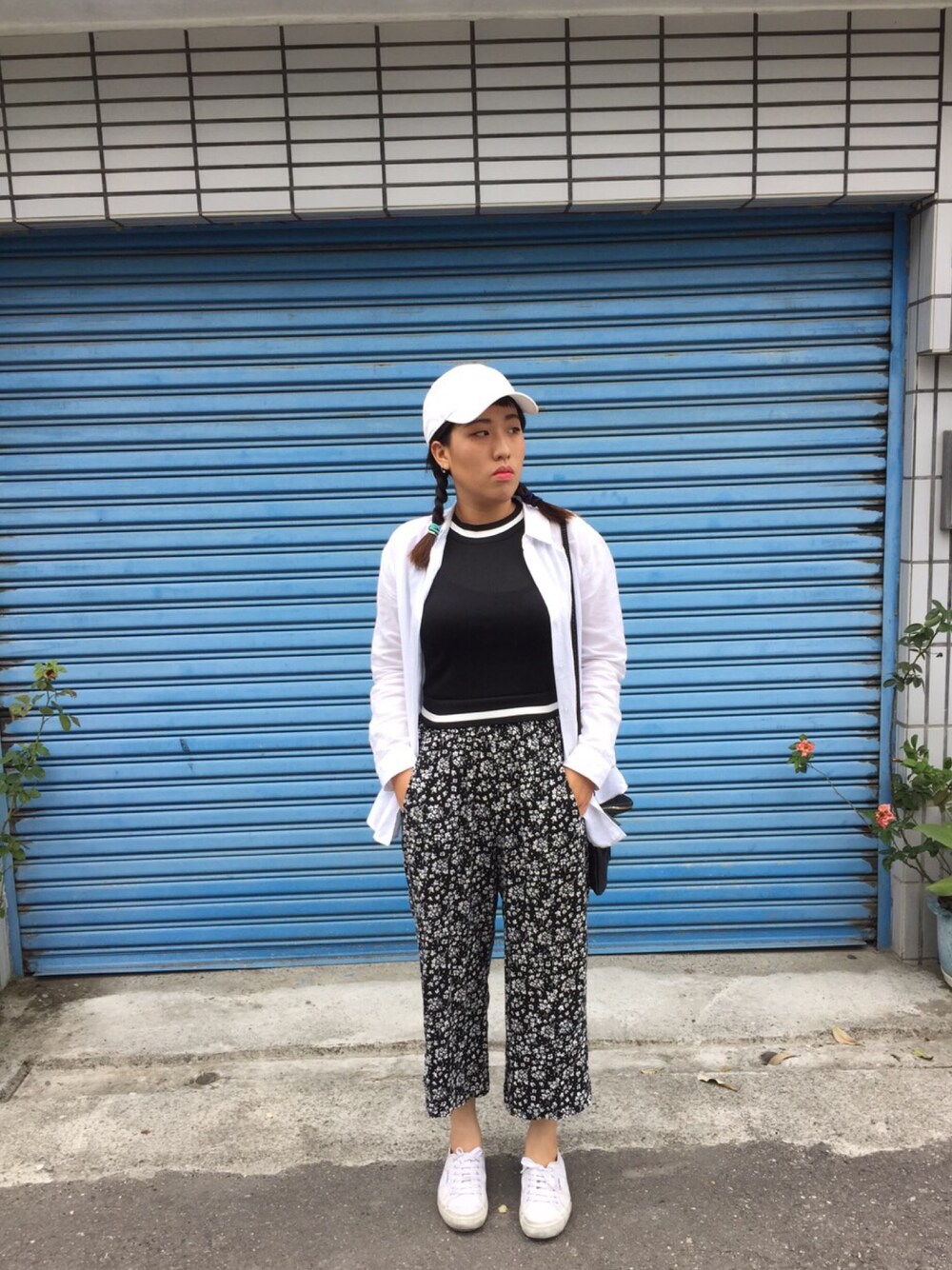 「black and white」｜「SUPERGAのアイテム（スニーカー、ホワイト系）」を使った、Luさん（レディース・166cm）の夏コーディネートの1枚目の写真