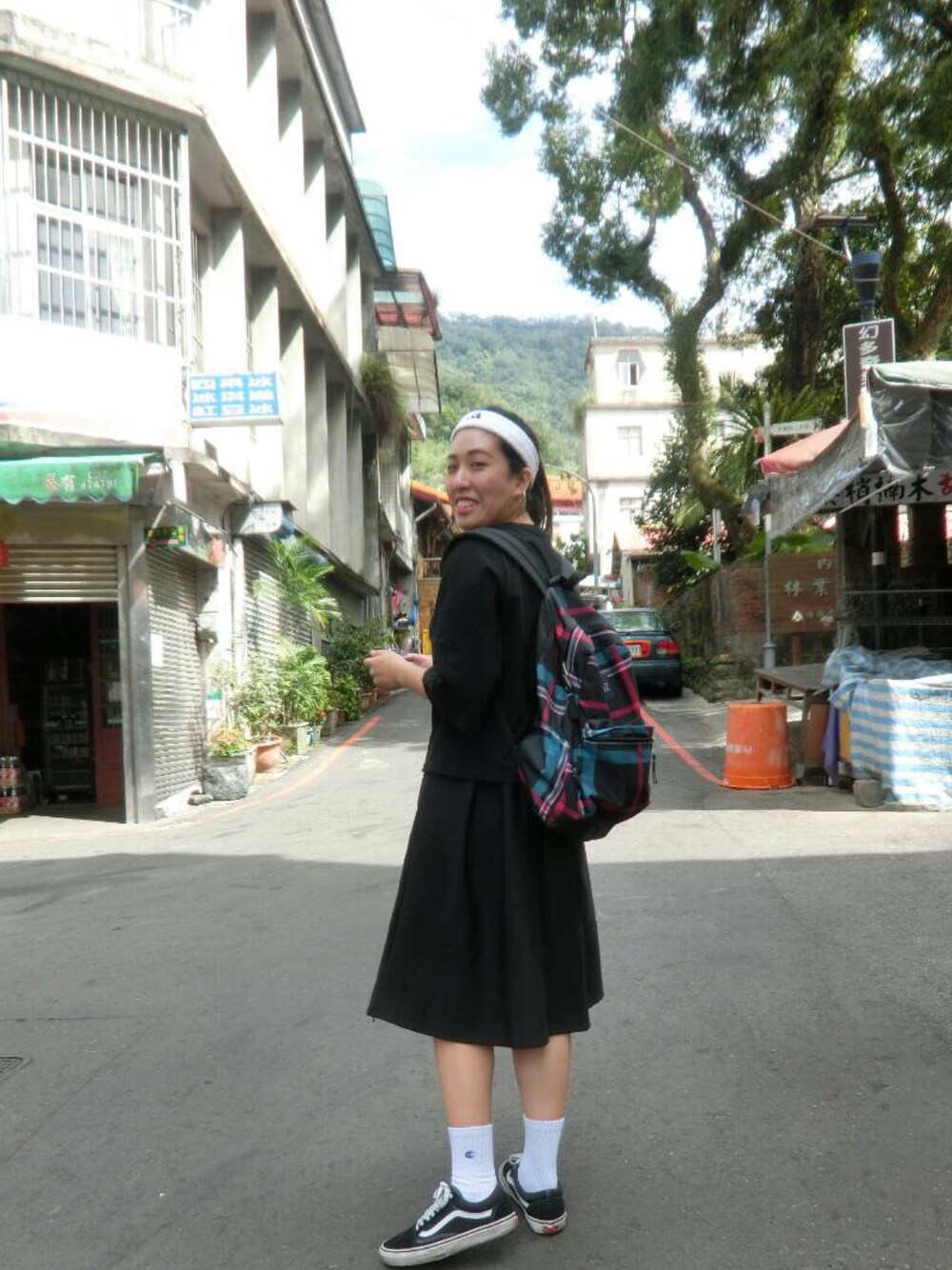 「ootd、outfit、school、ALLBLACK、adidas、VANS、Champion、jansport、backpack」｜「adidasのアイテム（ヘアバンド、ホワイト系）」を使った、Luさん（レディース・166cm）の秋コーディネートの1枚目の写真