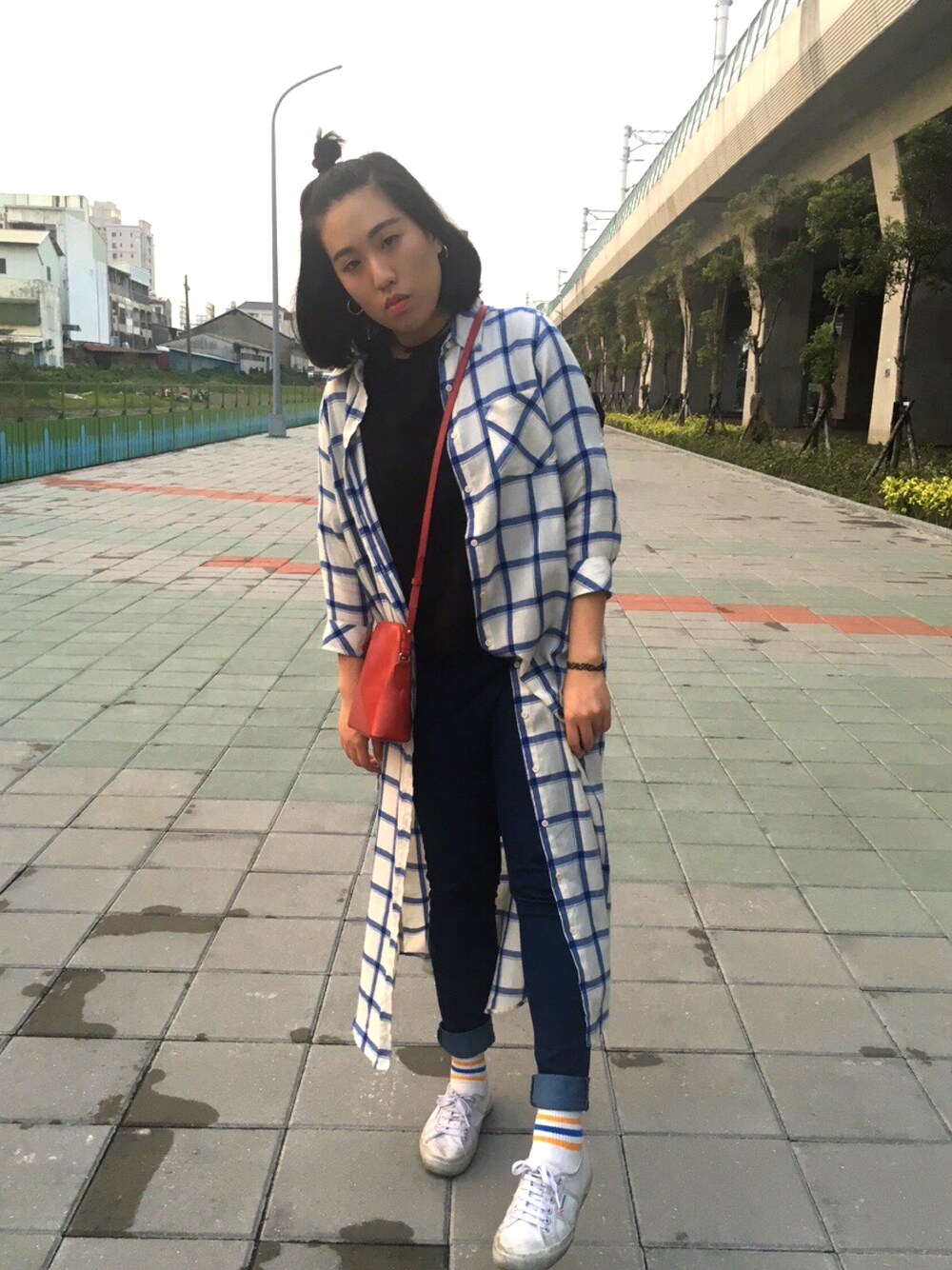 「ootd、outfit、spring、SUPERGA」｜「RADLEYのアイテム（バッグ、レッド系）」を使った、Luさん（レディース・166cm）の春コーディネートの1枚目の写真