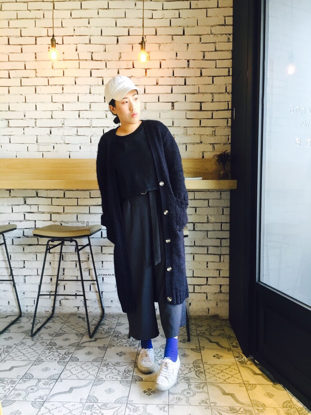 「ootd、outfit、girl、spring、NIKE、white hat、bluesocks、navy、black」｜「NIKEのアイテム（帽子、ホワイト系）」を使った、Luさん（レディース・166cm）の春コーディネートの1枚目の写真