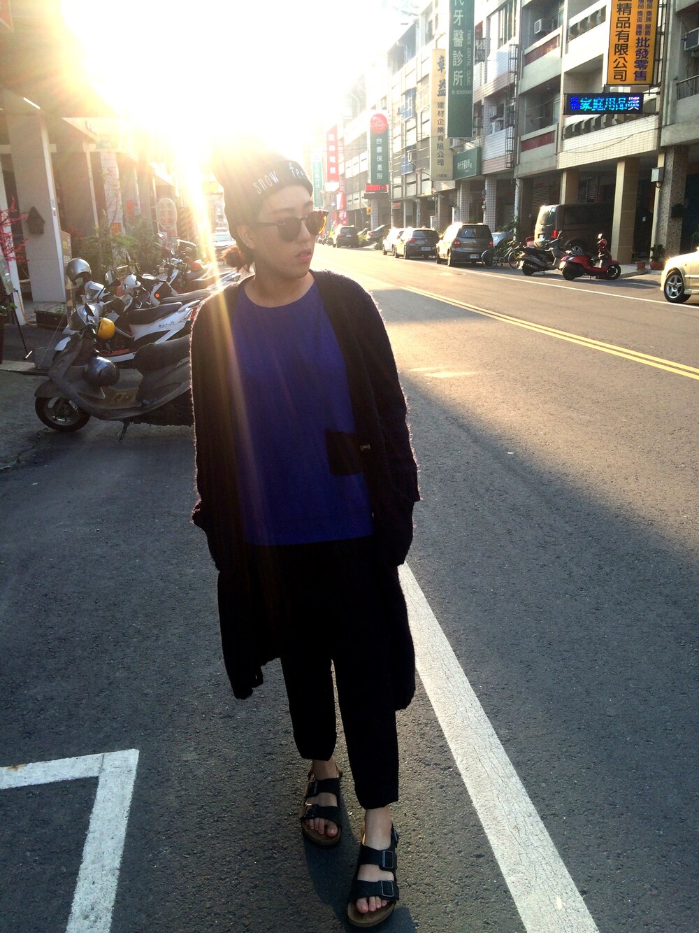 「black、navy、ootd、outfit、spring、Sunglasses、ray ban、birkenstock」｜「BIRKENSTOCKのアイテム（シューズ、ブラック系）」を使った、Luさん（レディース・166cm）の春コーディネートの1枚目の写真