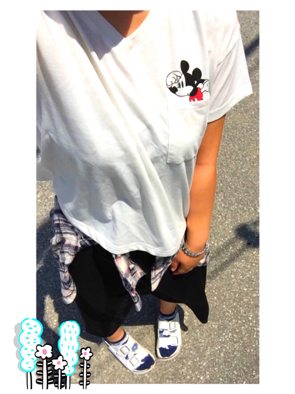 「シンプルコーデ、Tシャツ、ロングスカート、白×黒、腰巻きスタイル、暑い、ミッキー、サンダル、高校生、でぶ」｜「AS KNOW AS plusのアイテム（Tシャツ/カットソー、ホワイト系）」を使った、みぃなさん（レディース・160cm）の春コーディネートの1枚目の写真