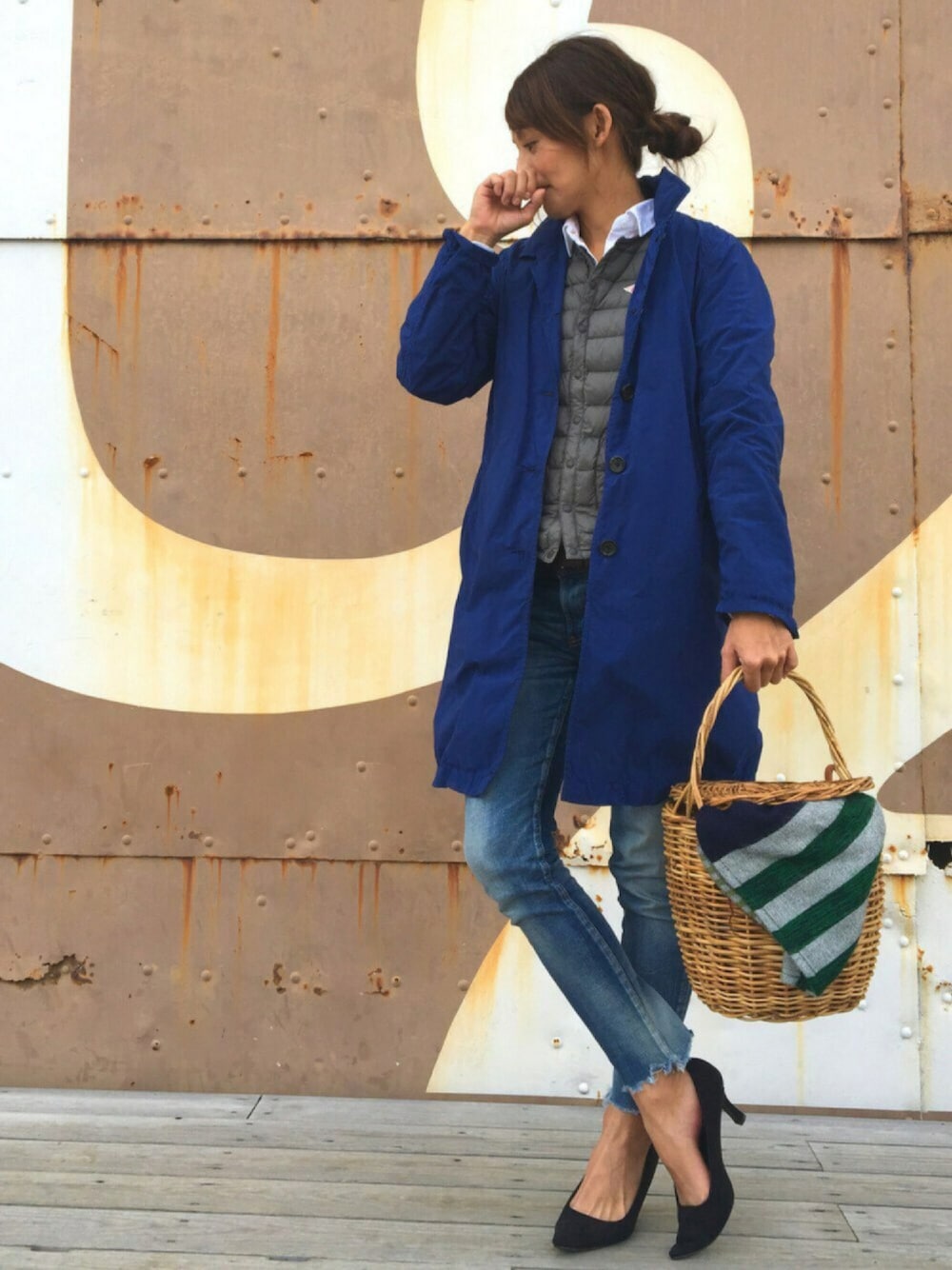 「ブルー、デニム、コート、インナーダウン、かごバッグ、UNIQLO、Danton、Ungrid、シンプル、カジュアル」｜「UNIQLOのアイテム（ステンカラーコート、ブルー系）」を使った、RIEさん（レディース・162cm）の秋コーディネートの1枚目の写真