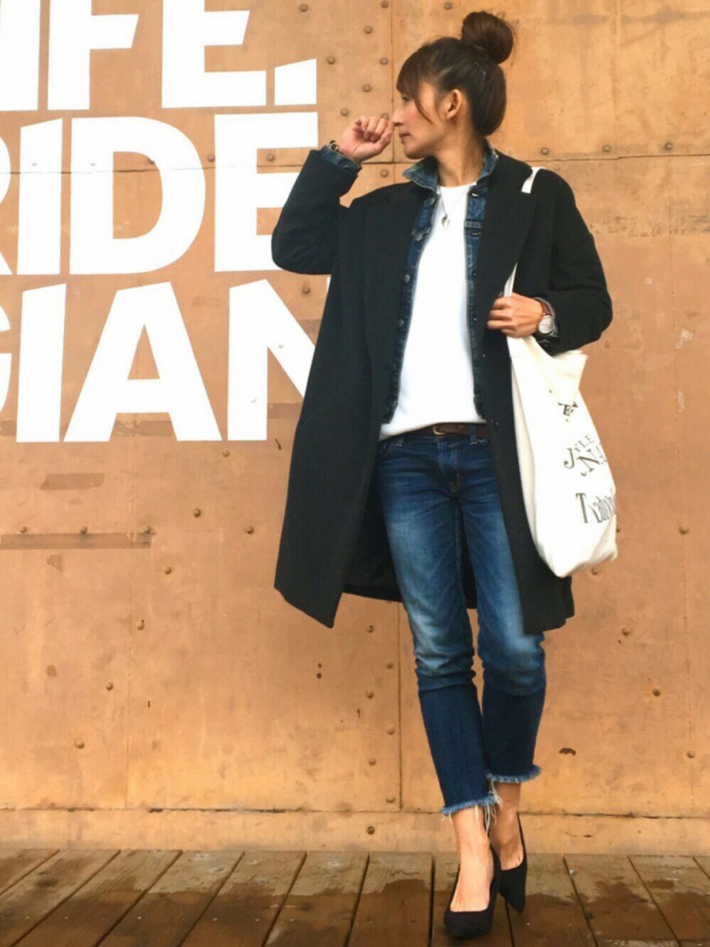「チェスターコート、デニム オン デニム、デニムジャケット、デニム、シンプル、大人カジュアル、JEANASiS、Ungrid、白Tシャツ、パンプス」｜「JEANASISのアンゴラカシミヤBIGチェスタ－/564571（チェスターコート、グレー系）」を使った、RIEさん（レディース・162cm）の秋コーディネートの1枚目の写真