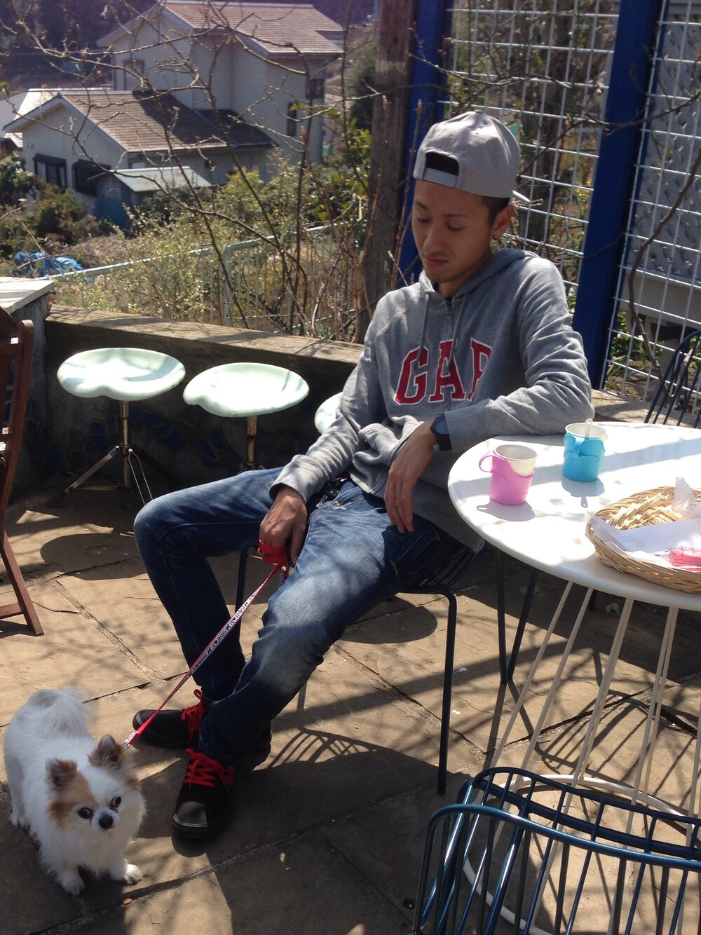「スニーカー、グレー、キャップ、パーカー、CAP、GAP、スニーカーコーデ、散歩、スニーカースタイル、グレー パーカー」｜「GAPのGAPパーカー（パーカー、グレー系）」を使った、natsunaさん（メンズ・180cm）の春コーディネートの1枚目の写真