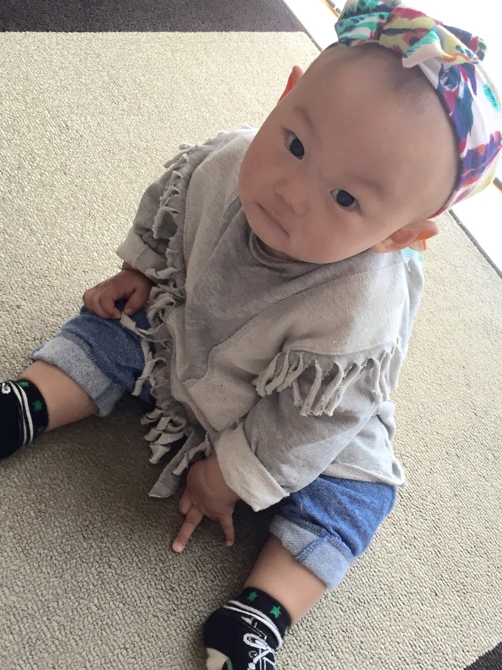 「韓国子供服、子供服、キッズコーデ、フリンジ、娘コーデ、女の子、赤ちゃん」｜「no brandのアイテム（スウェット、グレー系）」を使った、natsunaさん（キッズ・70cm）の春コーディネートの1枚目の写真