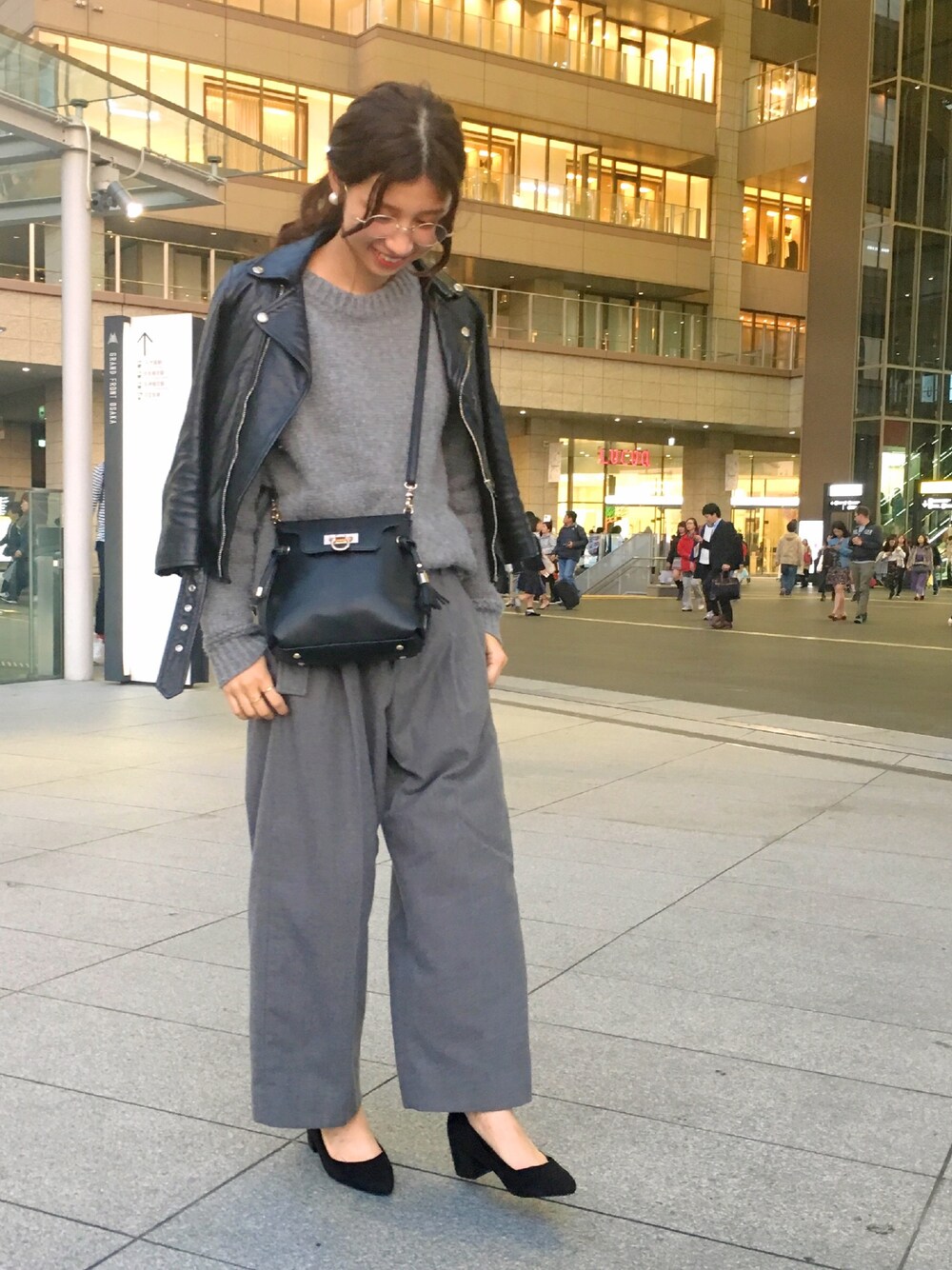 「ライダース、レザージャケット、ニット、ワントーン、ワイドパンツ、パンプス、ヒール、チャンキーヒール、丸メガネ」｜「beautiful peopleの＜15秋冬＞【beautiful people(ビューティフルピープル)】vintage　leather　ライダースジャケット（ライダースジャケット、ブラック系）」を使った、r y o **さん（レディース・153cm）の秋コーディネートの1枚目の写真