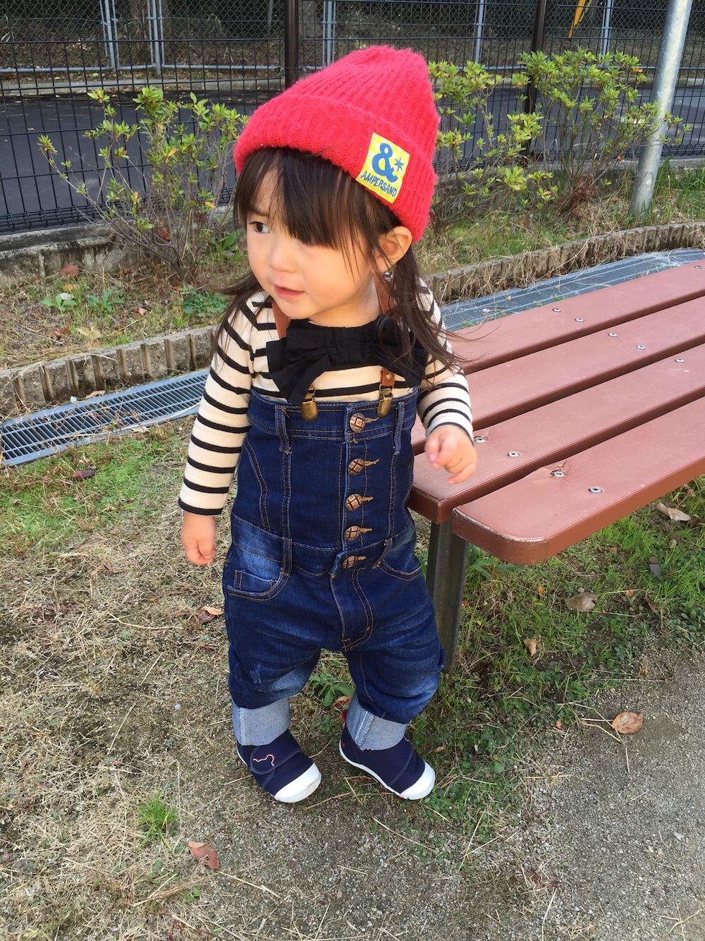 「カジュアル、公園」｜「Ampersandのアイテム（ニットキャップ/ビーニー、レッド系）」を使った、nagomi.mamさん（キッズ・80cm）の秋コーディネートの1枚目の写真