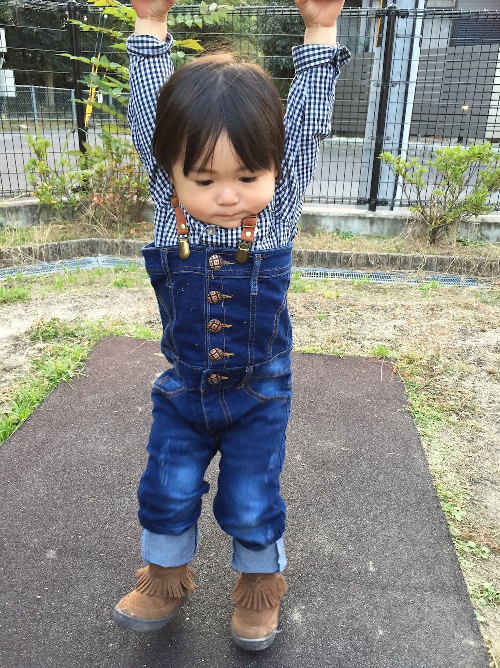 「公園、鉄棒が好き、顔が…、2歳1ヶ月なりました」｜「韓国子供服のアイテム（サロペット/オーバーオール、ブルー系）」を使った、nagomi.mamさん（キッズ・80cm）の秋コーディネートの1枚目の写真