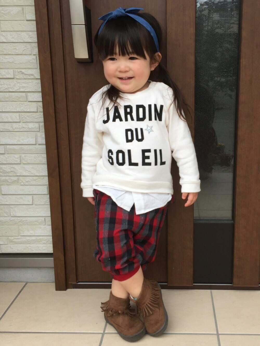 「2歳4ヶ月、親バカ部、プティマイン(petit main)、女の子コーデ、キッズ、チェックパンツ、トレーナー、カチューシャ、ドラフトPM」｜「petit mainのシャツ重ね着風ロゴデザイントレーナー（スウェット、ホワイト系）」を使った、nagomi.mamさん（キッズ・80cm）の冬コーディネートの1枚目の写真