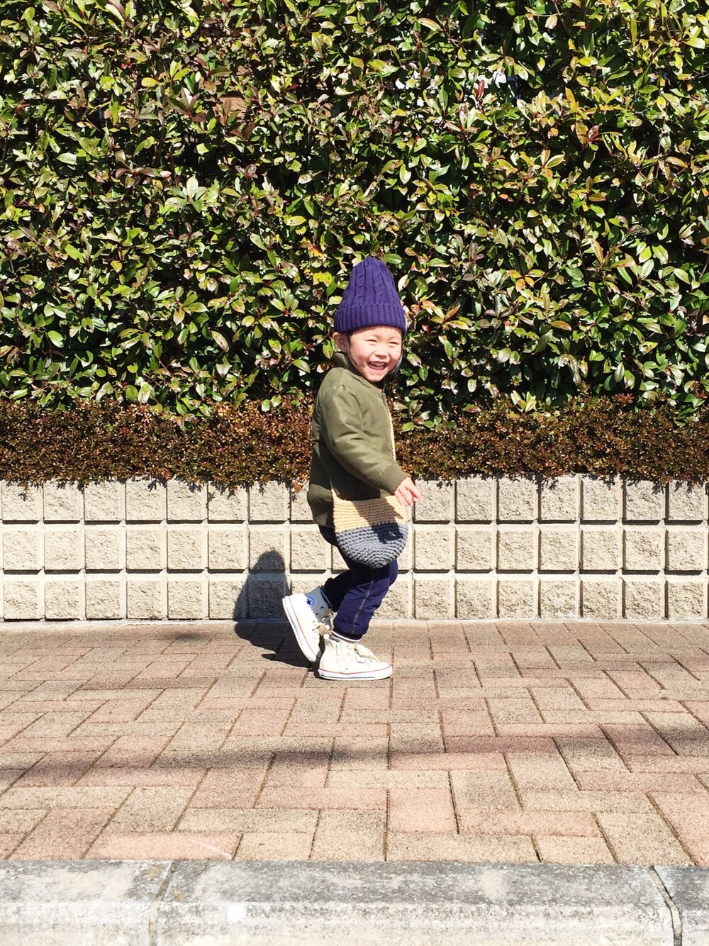 「ニット帽コーデ、コンバース、お散歩♪、MA-1、冬コーデ」｜「CONVERSEのキッズ converse コンバース CHILD ALL STAR RZ HI チャイルド オールスター RZ ハイ WHITE（スニーカー、ホワイト系）」を使った、aoooさん（キッズ・90cm）の冬コーディネートの1枚目の写真