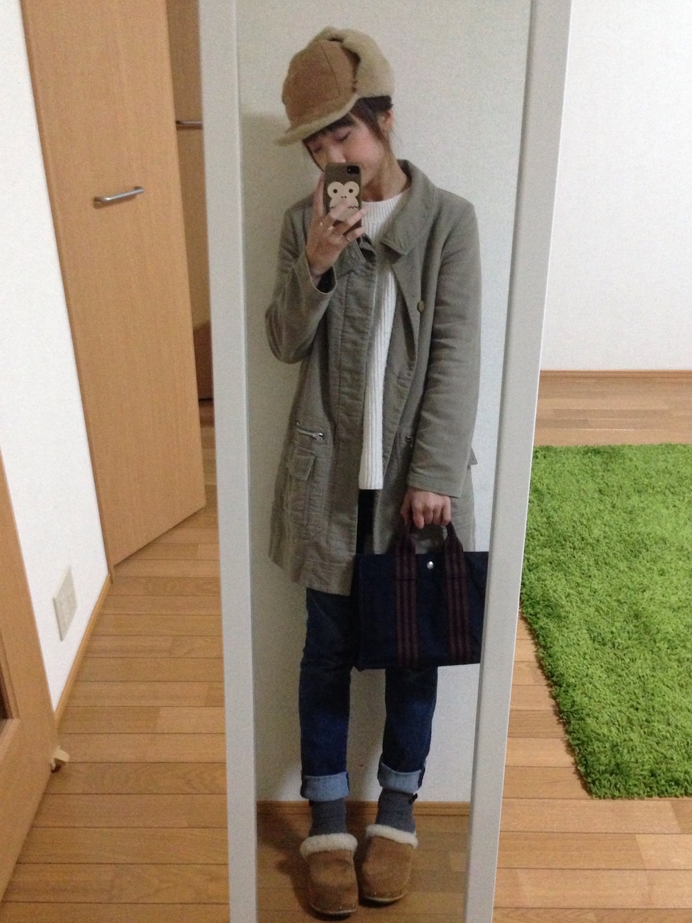 「UGG、サボ、zucca」｜「HERMESのアイテム（ハンドバッグ、ブルー系）」を使った、ジェシカさん（レディース・165cm）の冬コーディネートの1枚目の写真