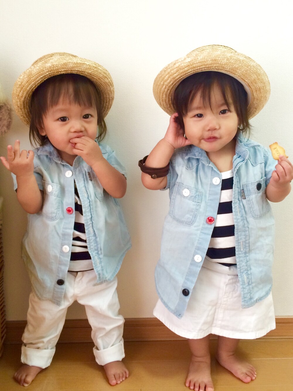 「双子コーデ、姉弟、リンクコーデ、夏コーデ、KIDSｺｰﾃﾞ、白パンツ、ボーダー」｜「F.O.KIDSのシャンブレー半袖シャツ（トップス、ブルー系）」を使った、minaminaさん（キッズ・70cm）の夏コーディネートの1枚目の写真