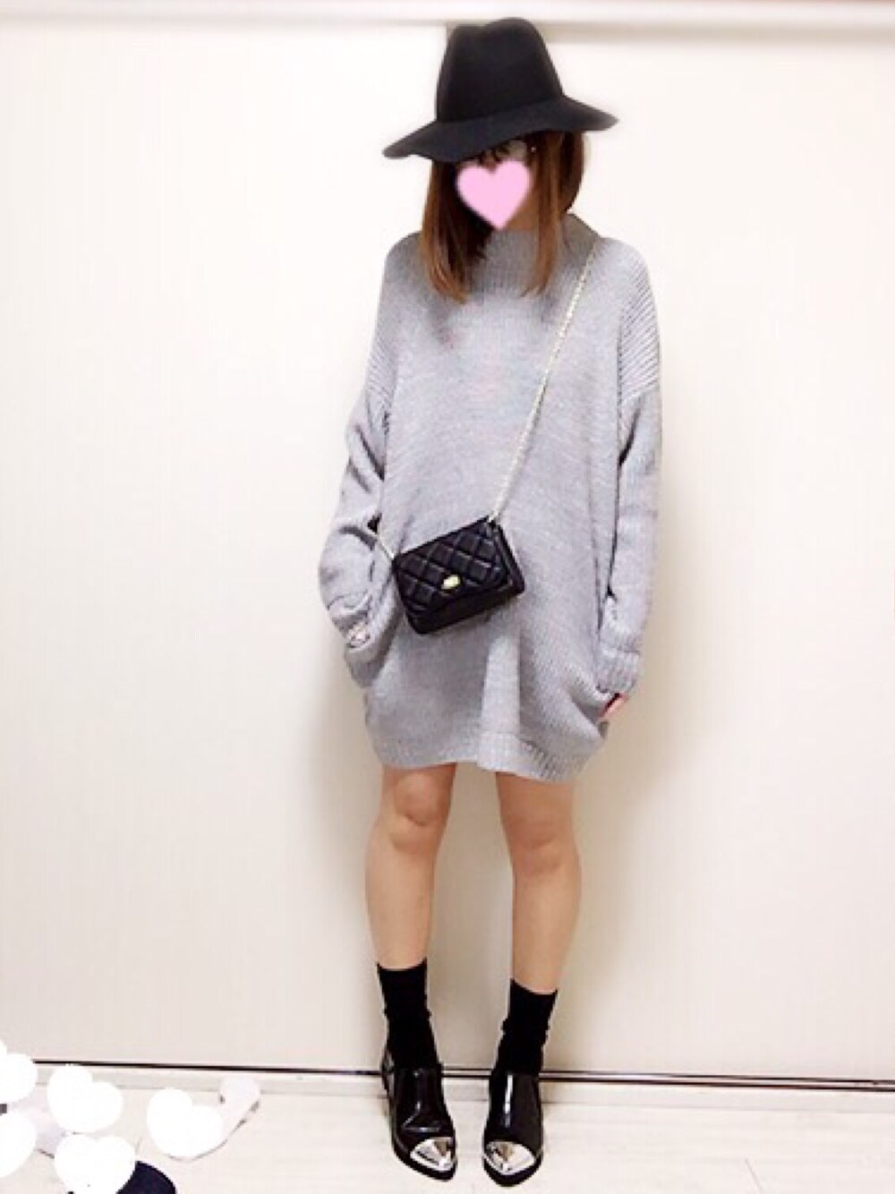 ブラック系のパンプス、グレー系のニット/セーター、ブラック系のショルダーバッグを着用したレディースの冬コーディネートの1枚目の写真