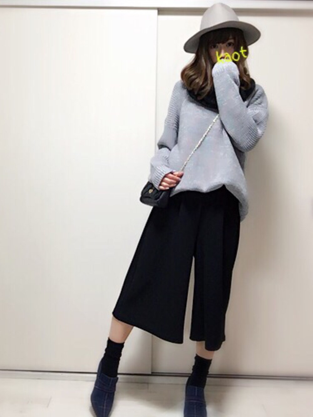 ブルー系のパンプス、ブラック系のパンツ、ブラック系のショルダーバッグを着用したレディースの冬コーディネートの1枚目の写真