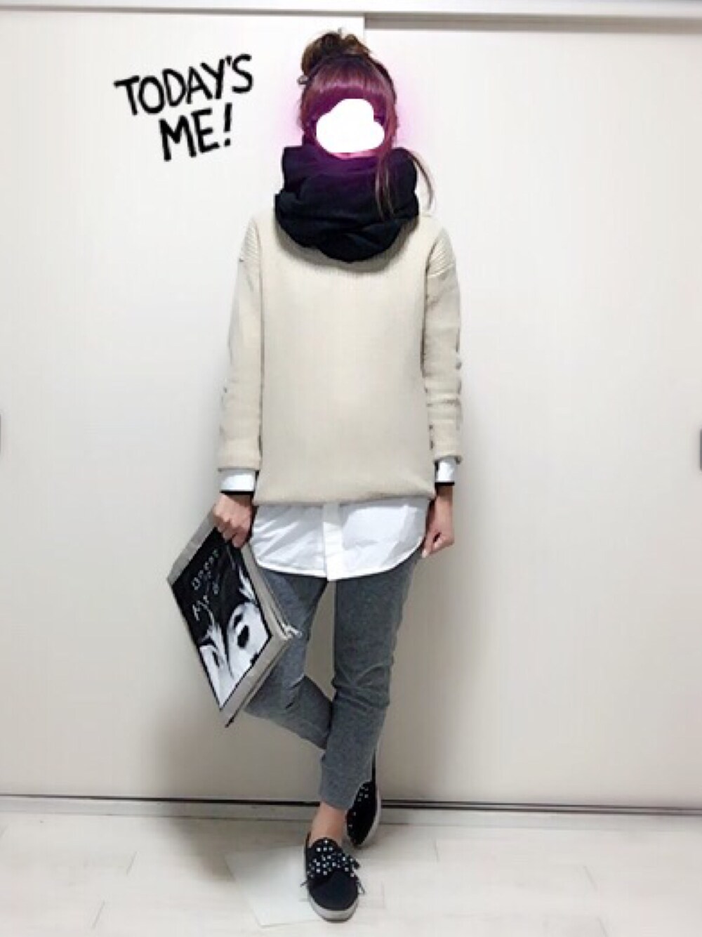 ブラック系のスニーカー、グレー系のその他パンツ、ベージュ系のニット/セーターを着用したレディースの冬コーディネートの1枚目の写真