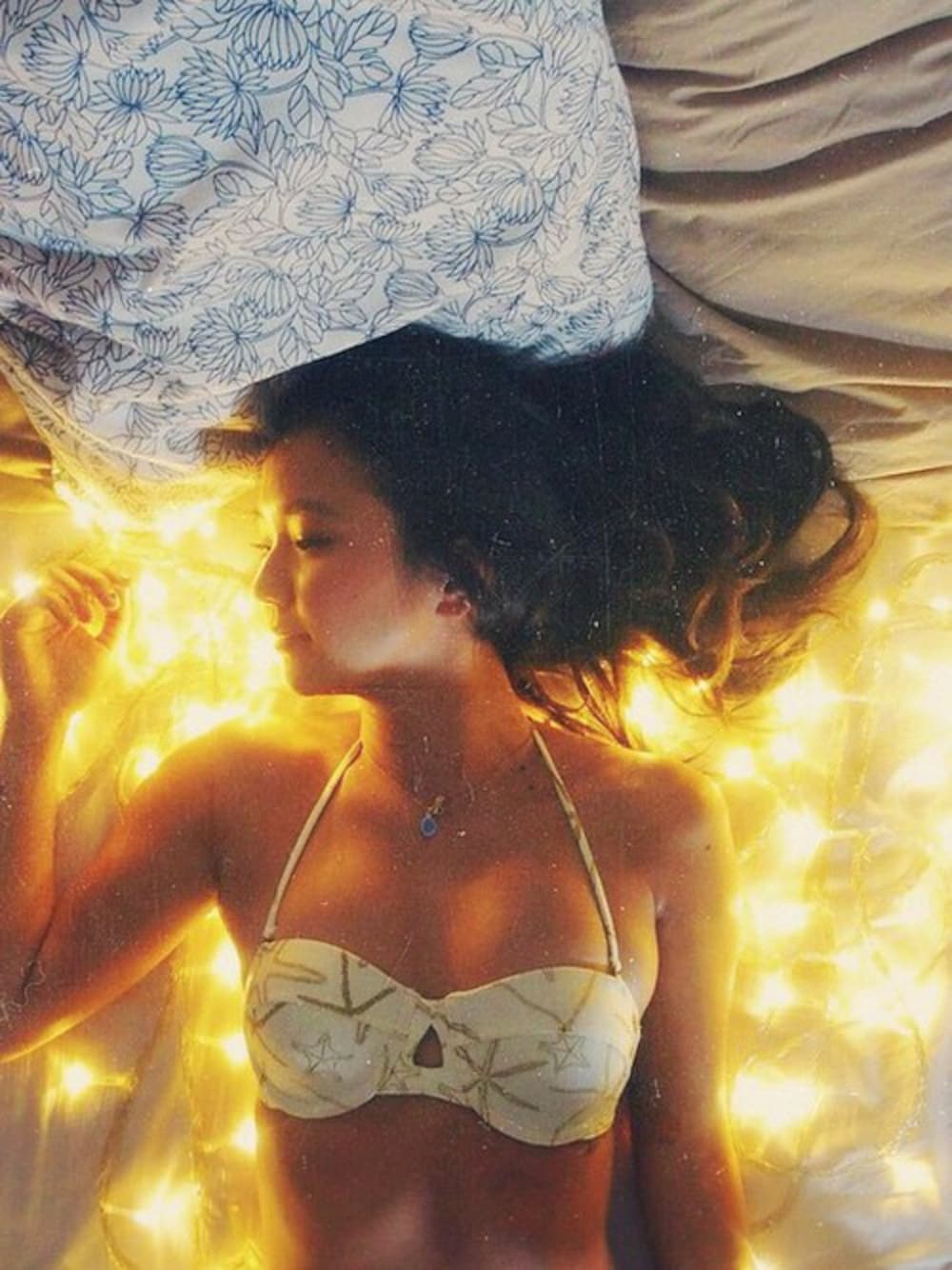 ホワイト系の水着を着用したレディースの春コーディネートの1枚目の写真