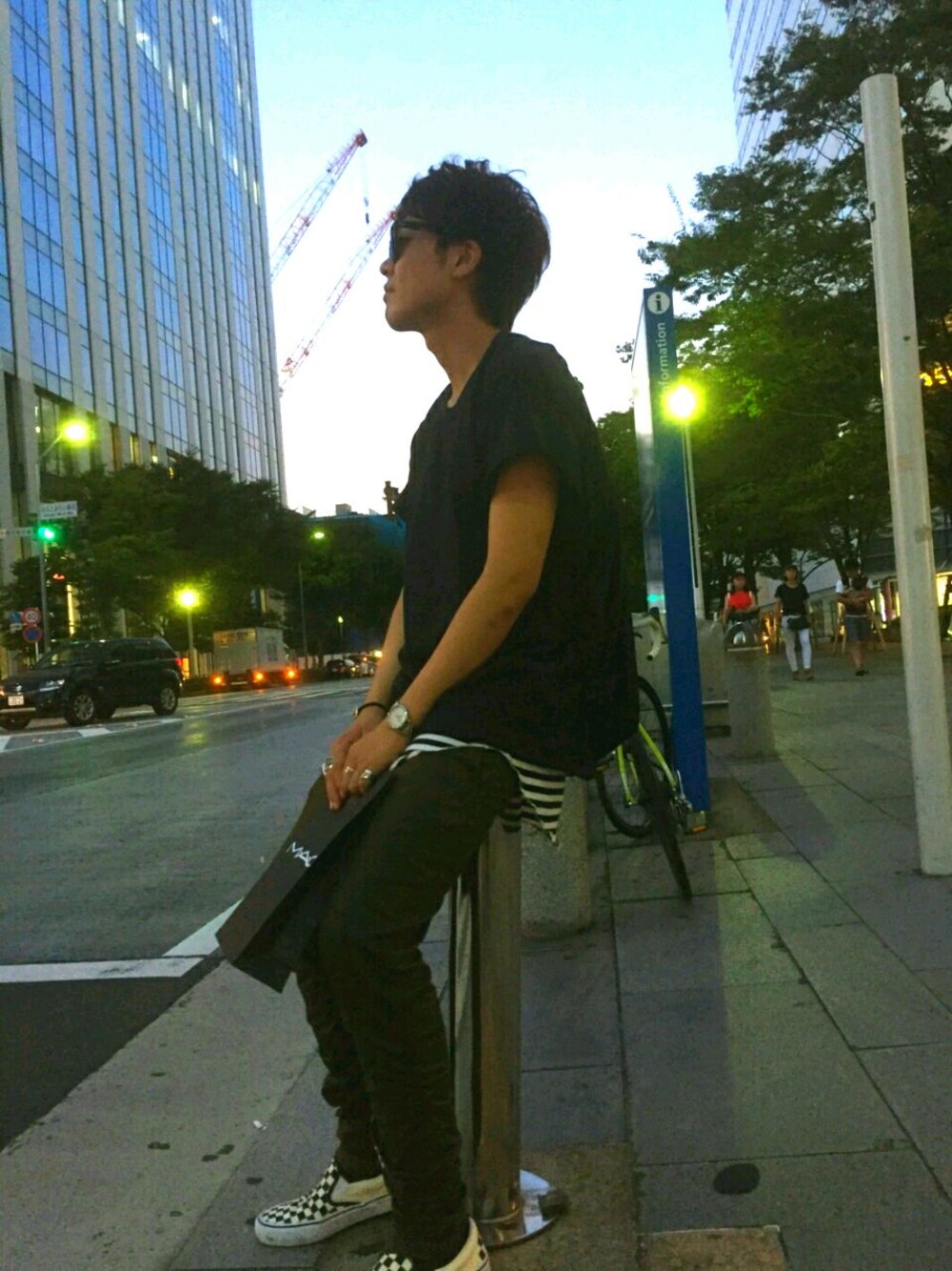 ブラック系のTシャツ/カットソー、グリーン系のその他パンツ、ホワイト系のスニーカーを着用したメンズの夏コーディネートの1枚目の写真